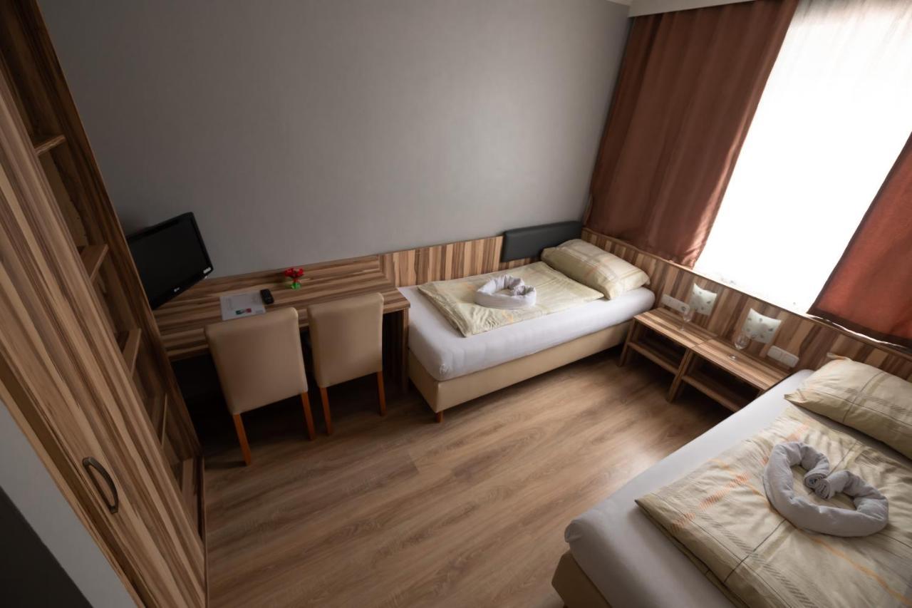Hotel Am Limes Enns Bagian luar foto