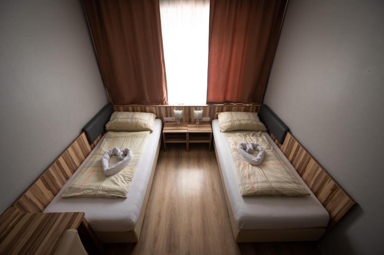 Hotel Am Limes Enns Bagian luar foto