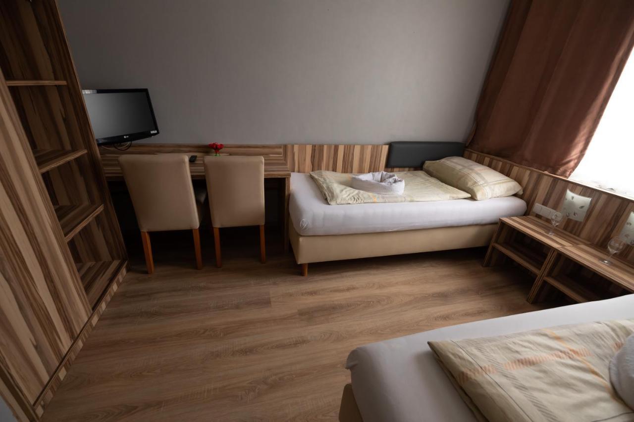 Hotel Am Limes Enns Bagian luar foto
