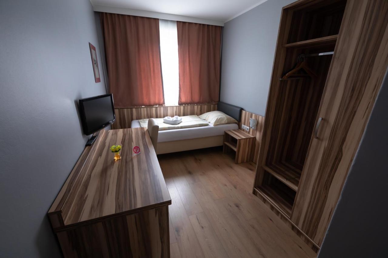 Hotel Am Limes Enns Bagian luar foto