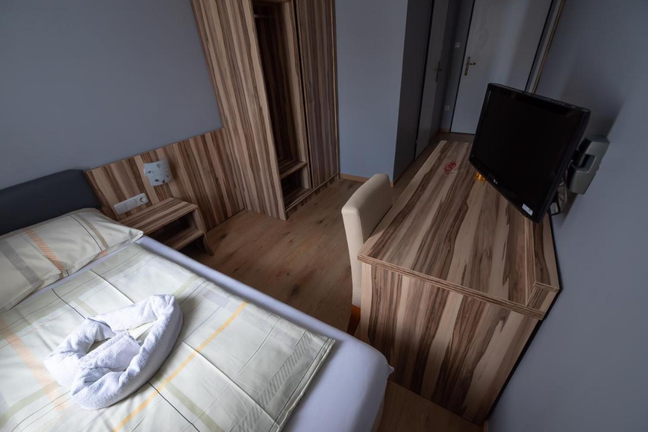 Hotel Am Limes Enns Bagian luar foto