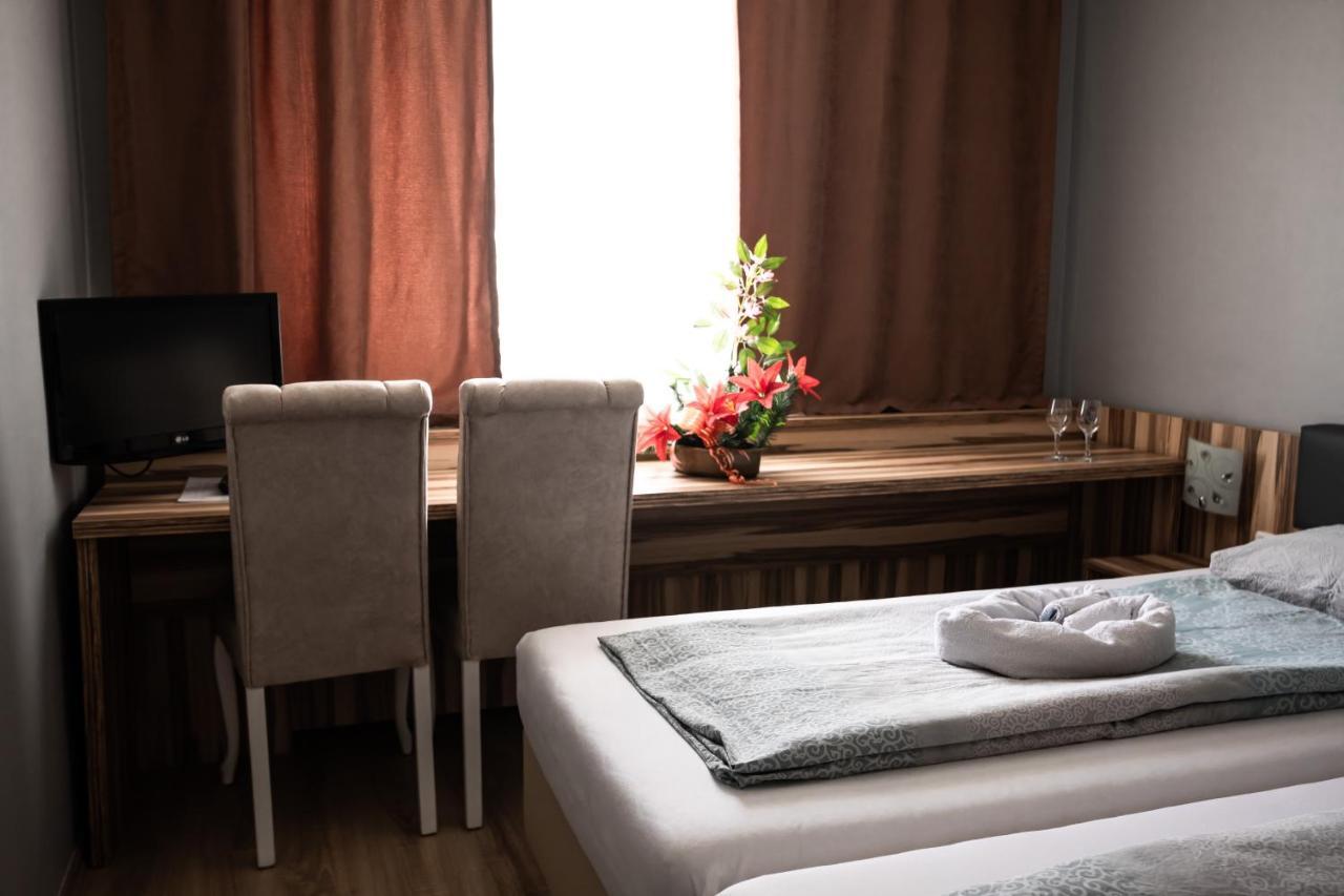 Hotel Am Limes Enns Bagian luar foto